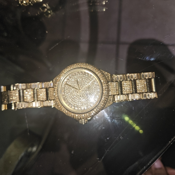 Elegant 1 Silver, 1 Rose Gold and 2 Gold Watches with Crystal Accents. - Picture 5 of 9